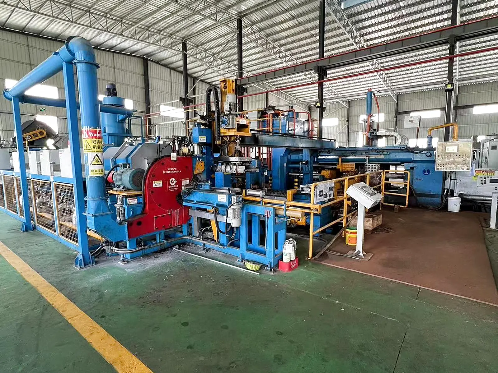 铝材工厂的 1800T 反向挤压生产线