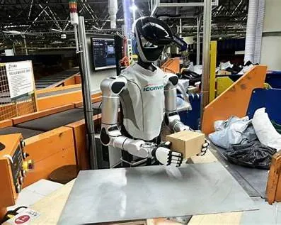 双臂具身物流机器人抓取纸箱的近距离工作状态